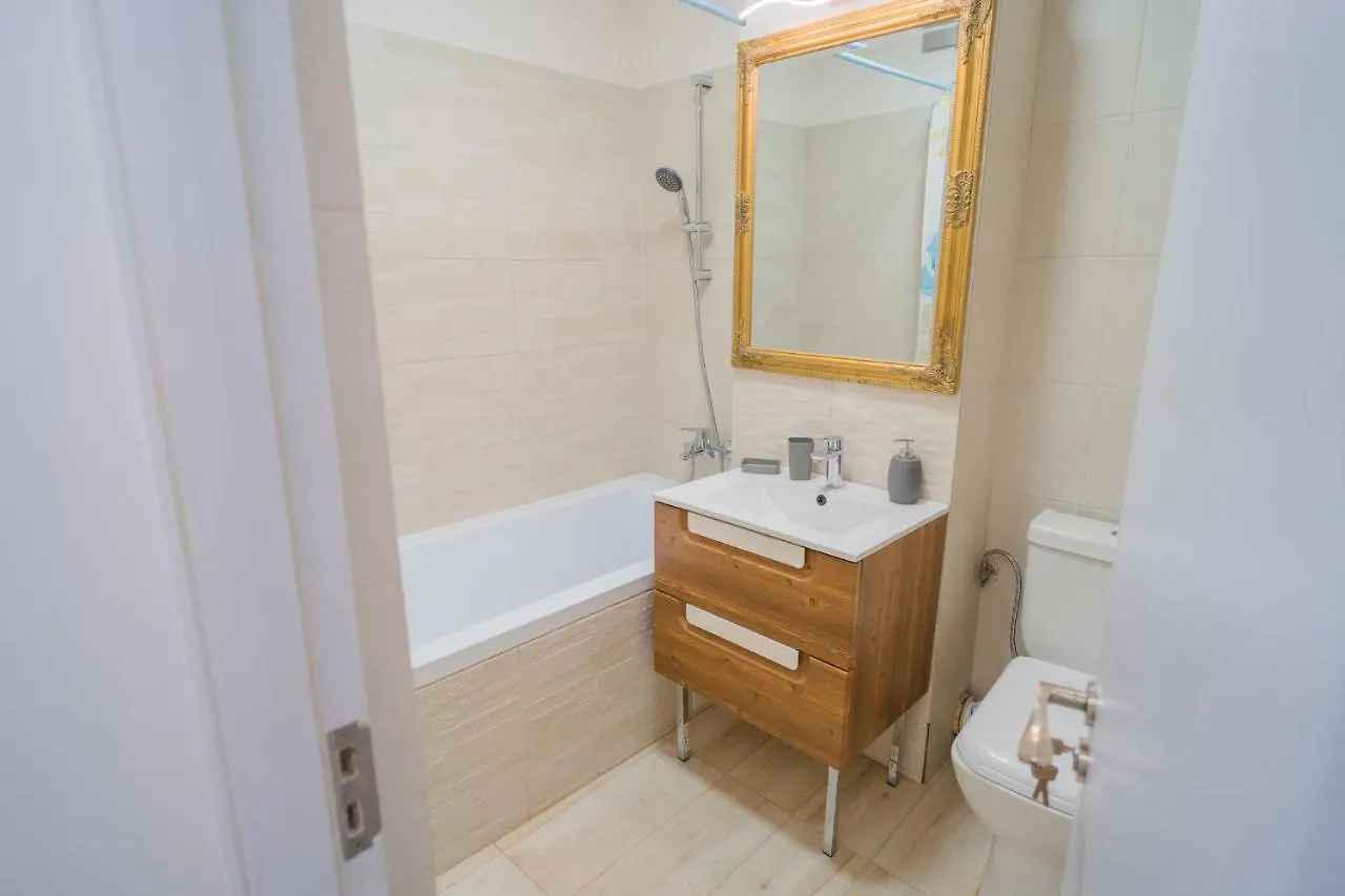 Cozy & Spacious 2Br Apartment With Netflix Bucharest