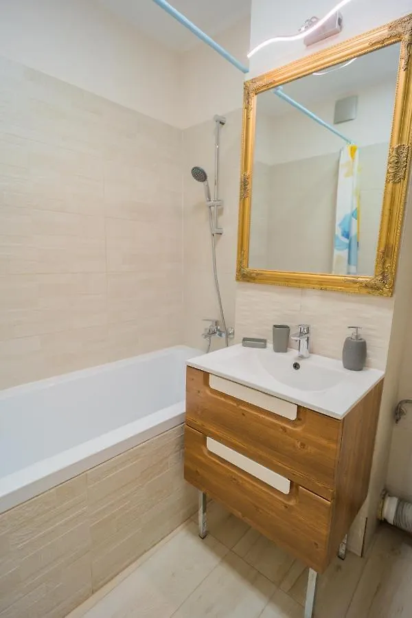 Cozy & Spacious 2Br Apartment With Netflix Bucharest